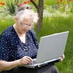 Бабушка с ноутбуком