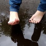 Walking barefoot through puddles and mud in a dream is a symbol of an easy attitude to life