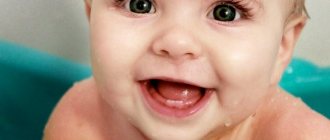 Маленький зубик появляется у новорожденного ребенка
