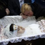 Seeing a coffin with a dead person in a dream